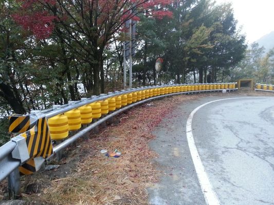 kupować 3pcs Beam Rolling Barrier with Guardrail Zinc Coating 85um600g per square meter Heavy Duty Traffic Safety Barrier System online manufacture