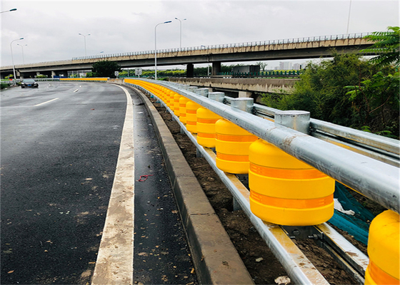 Bariera zabezpieczająca autostradę z żółtej beczki ocynkowanej na gorąco