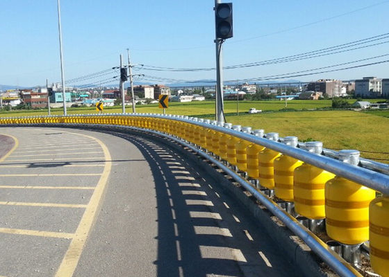 Dobra cena strength Steel One pillar and four rails protection method Roller Crash Barrier constructed with materials to ensure long term operational safety w Internecie