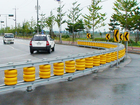 Dobra cena Red Fence Rolling Barrier with Guardrail Designed to Improve Highway Traffic Flow and Enhance Roadside Protection w Internecie