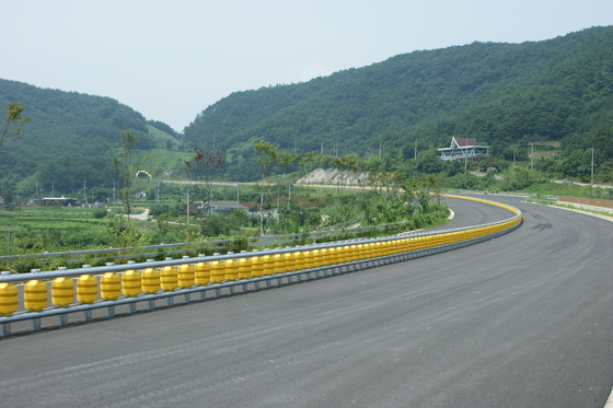 Good price Double Buckets Or Single Bucket Roller Crash Barrier with 3.5 Mm Thickness Standard JT/T281-2007 w Internecie