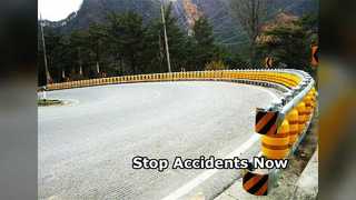 Bariera rolkowa bezpieczeństwa drogowego chroni pojazdy